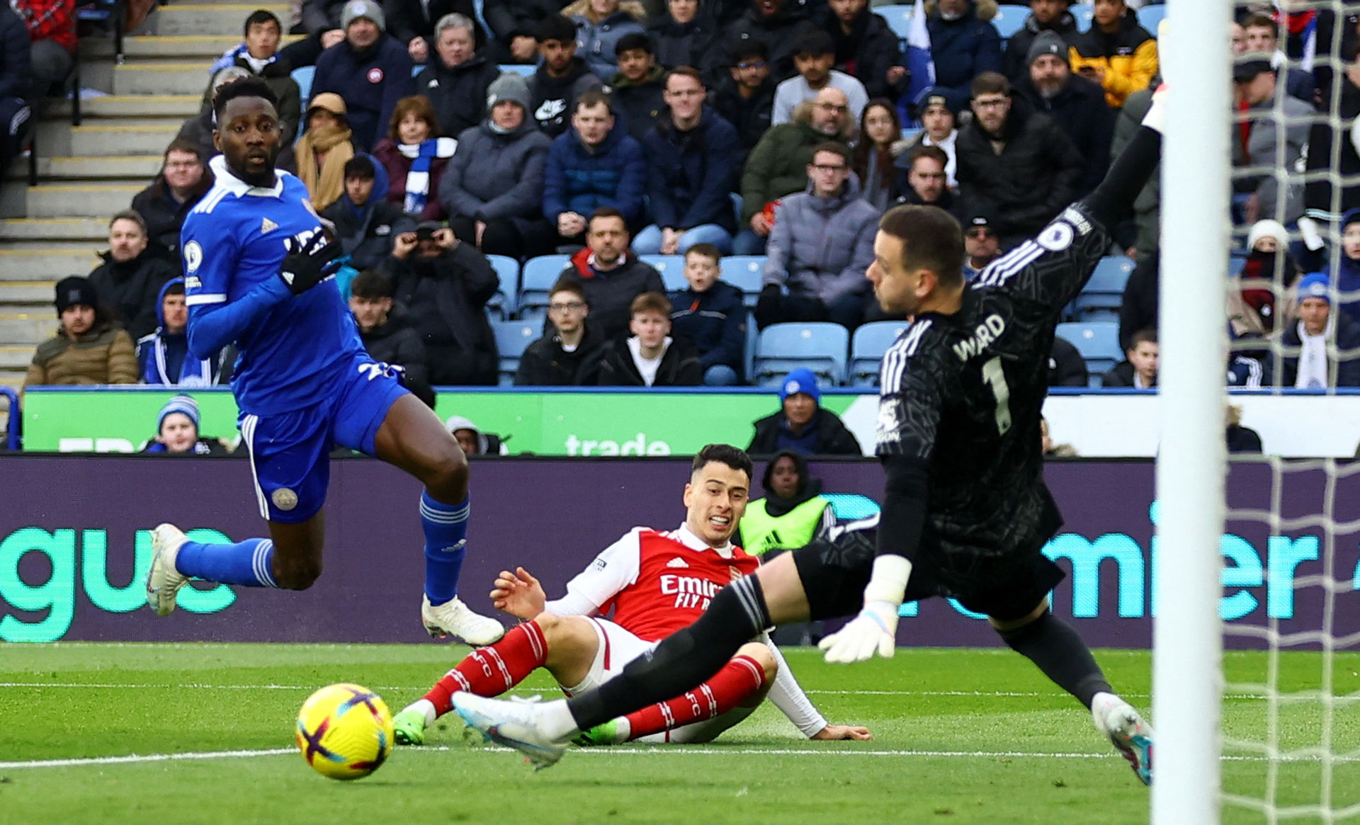 通过紧密的 通过紧密的